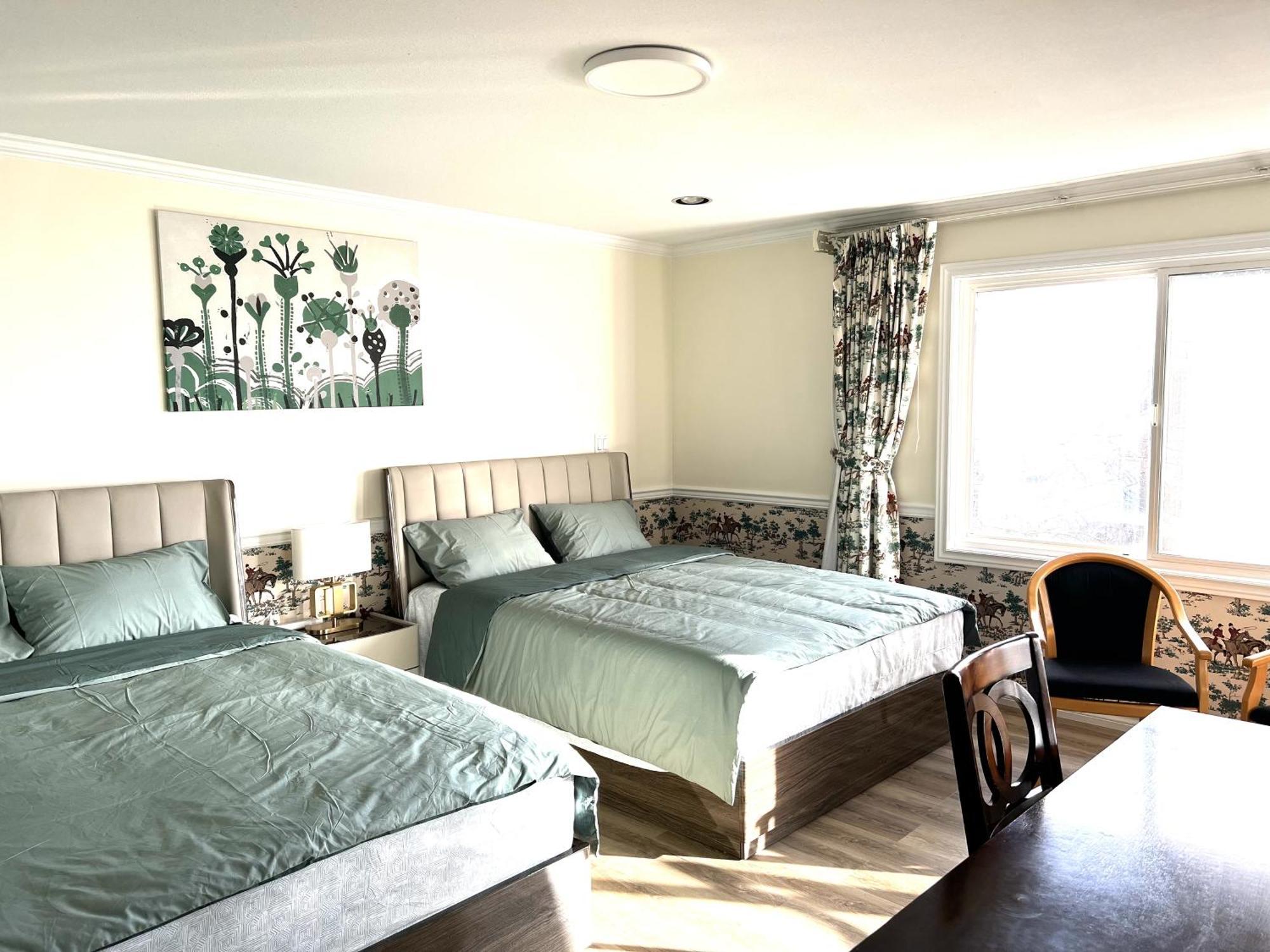 Master Bedroom With Two Queen Sized Bed Richmond Exterior photo